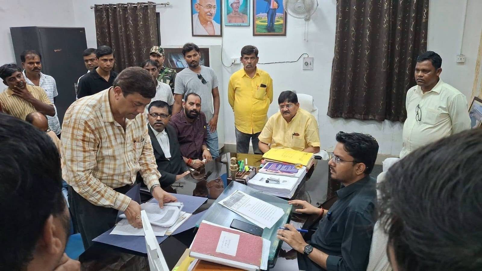 धनबाद में विधायक राज सिन्हा ने SIR कार्य का किया निरीक्षण, जनसमस्याओं के समाधान को लेकर एसडीओ से की मुलाकात