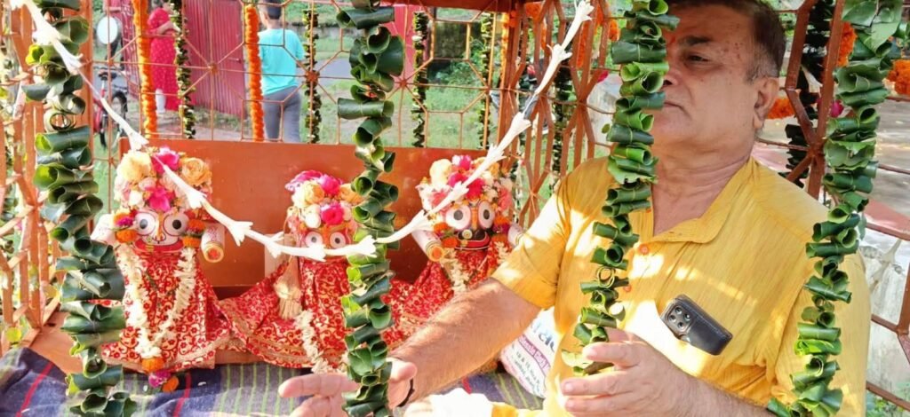 धनबाद में श्रीजगन्नाथ बहुदा (पुनर्यात्रा) के दौरान भगवान जगन्नाथ की रथयात्रा में शामिल श्रद्धालु।