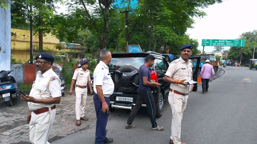 ट्रैफिक पुलिस ने बेरमो थाना के समीप चलाया सघन वाहन जांच अभियान, ₹18 हजार का काटा गया चालान