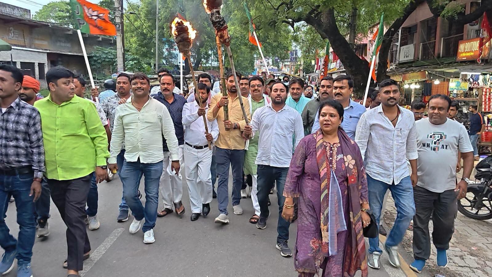 JPSC कार्यालय घेराव से पहले BJYM का मशाल जुलूस, हेमंत सरकार के खिलाफ किया प्रदर्शन
