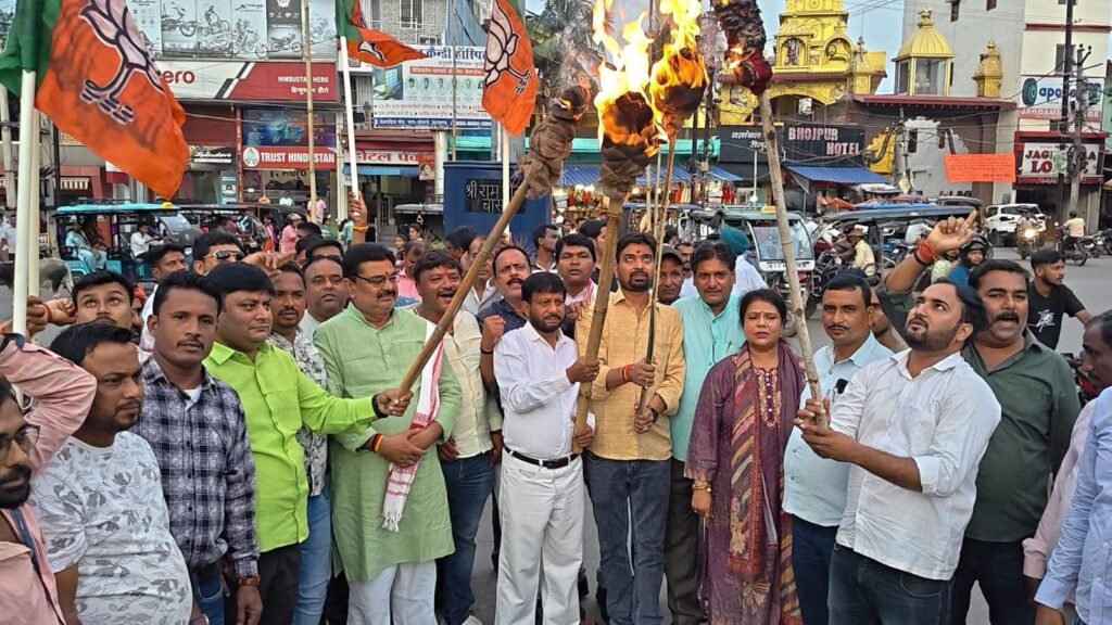 "बोकारो के चास में JPSC कार्यालय घेराव से पहले भारतीय जनता युवा मोर्चा (BJYM) के कार्यकर्ताओं ने जिलाध्यक्ष विनोद कुमार के नेतृत्व में महावीर चौक से धर्मशाला मोड़ तक मशाल जुलूस निकालकर झारखंड सरकार के खिलाफ विरोध प्रदर्शन किया।"
