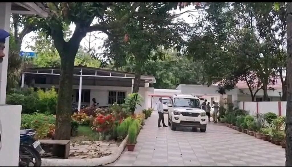 14वीं JPSC PT रिजल्ट गड़बड़ी मामले की जांच के दौरान पूर्व IAS एल. ख्यांगते के आवास पर छापेमारी करती CID टीम।