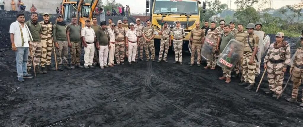 बेरमो के अमलो रेलवे साइडिंग क्षेत्र में अवैध कोयला कारोबार के खिलाफ CCL और CISF की संयुक्त कार्रवाई के दौरान जब्त किया गया 120.10 टन कोयला।