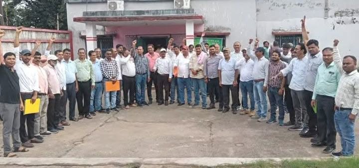 कथारा स्थित स्टाफ रिक्रिएशन क्लब में आयोजित इनमौसा की CCL स्तरीय बैठक में उपस्थित विभिन्न क्षेत्रों के पदाधिकारी।