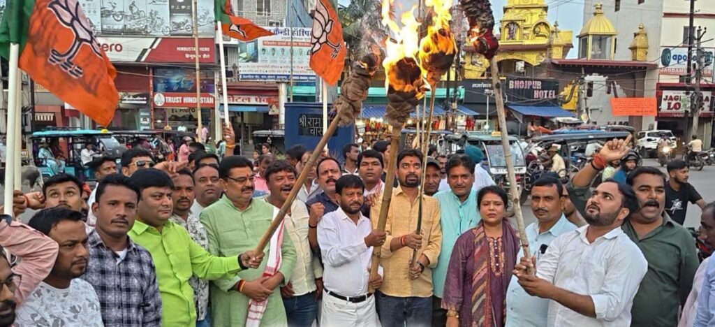पेपर लीक के विरोध में प्रदर्शन करते अभ्यर्थी और विभिन्न राजनीतिक दलों के कार्यकर्ता।