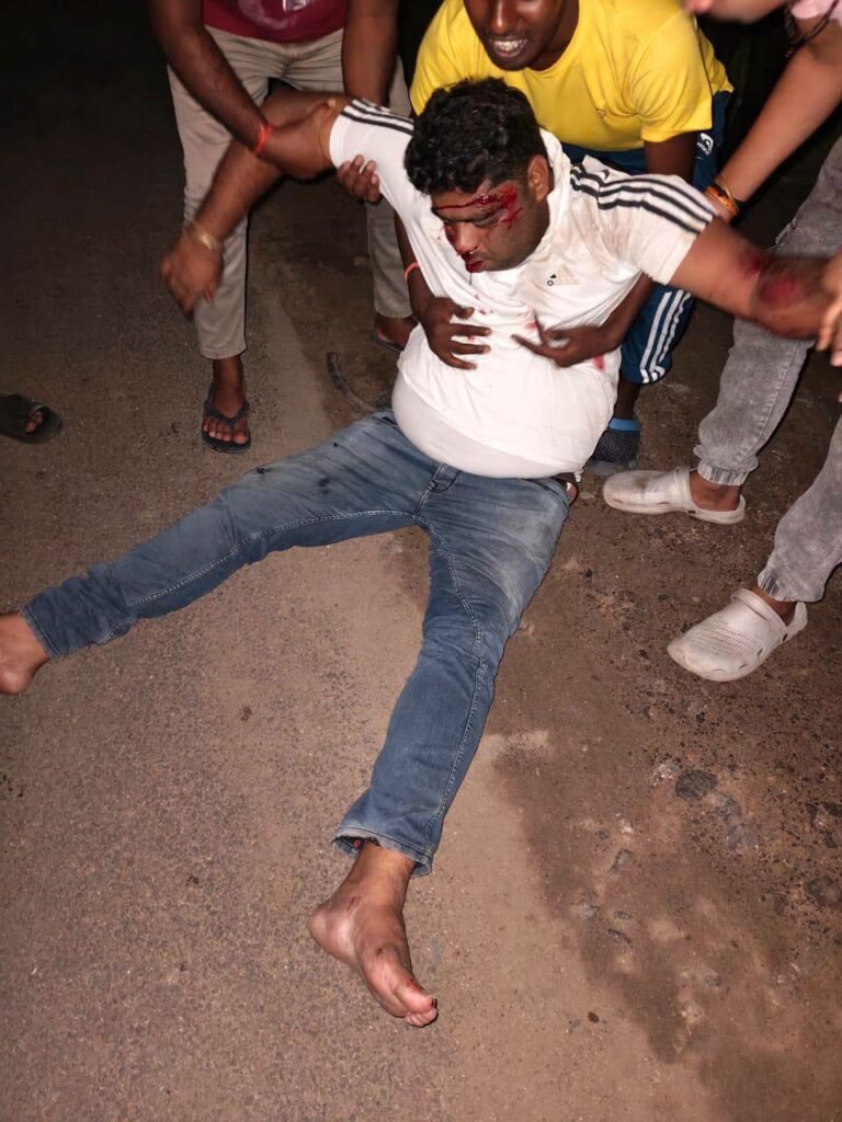 बोकारो के चास स्थित फोरलेन सड़क पर गाय से टकराने के बाद दुर्घटनाग्रस्त वाहन के पास मौजूद लोग।
