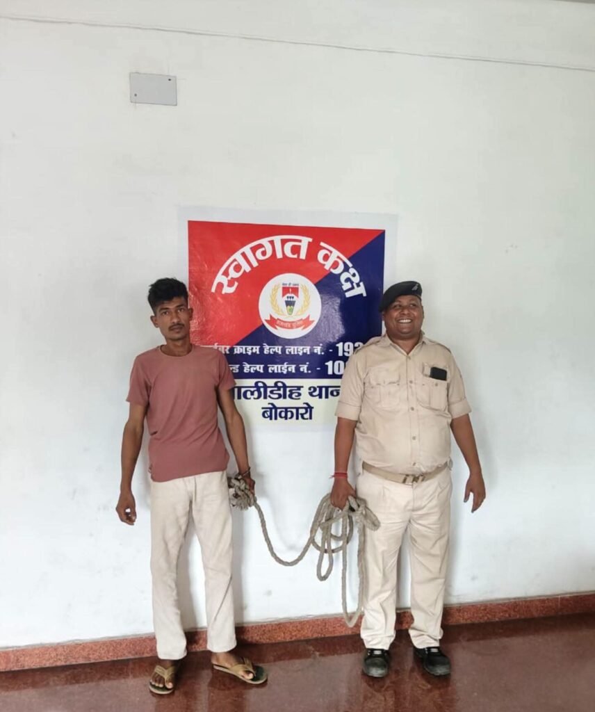 "बोकारो पुलिस द्वारा चोरी और छिनतई के मामलों में गिरफ्तार तीन आरोपियों की जारी तस्वीरों में अलग-अलग तरीके से चेहरा दिखाए जाने पर सवाल उठे। एक आरोपी का चेहरा सार्वजनिक है, जबकि अन्य मामलों में चेहरा ढका हुआ दिखाई देता है।"