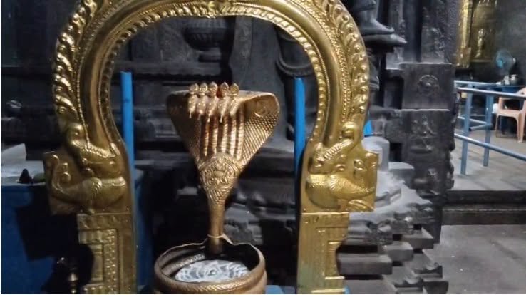 तमिलनाडु के वेल्लोर किले के भीतर स्थित प्राचीन जलकंठेश्वर मंदिर का भव्य दृश्य।