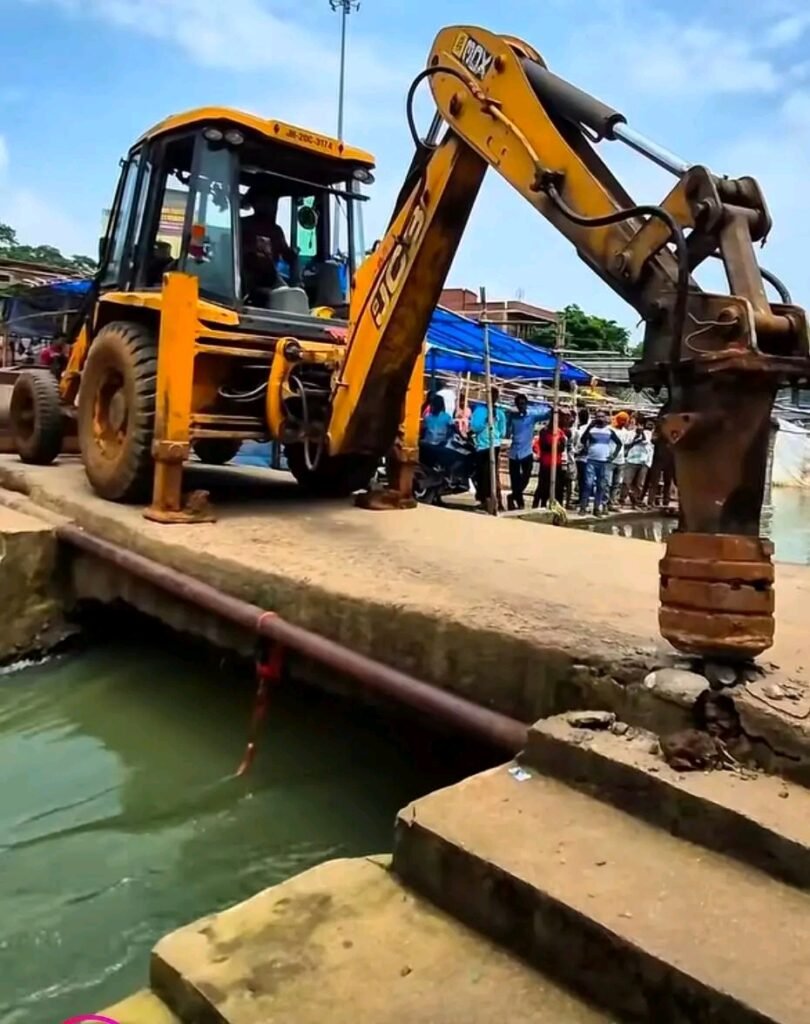 रजरप्पा में मां छिन्नमस्तिका मंदिर के समीप भैरवी नदी पर स्थित 30 वर्ष पुराने छिलका पुल को प्रशासन द्वारा ध्वस्त किया गया।