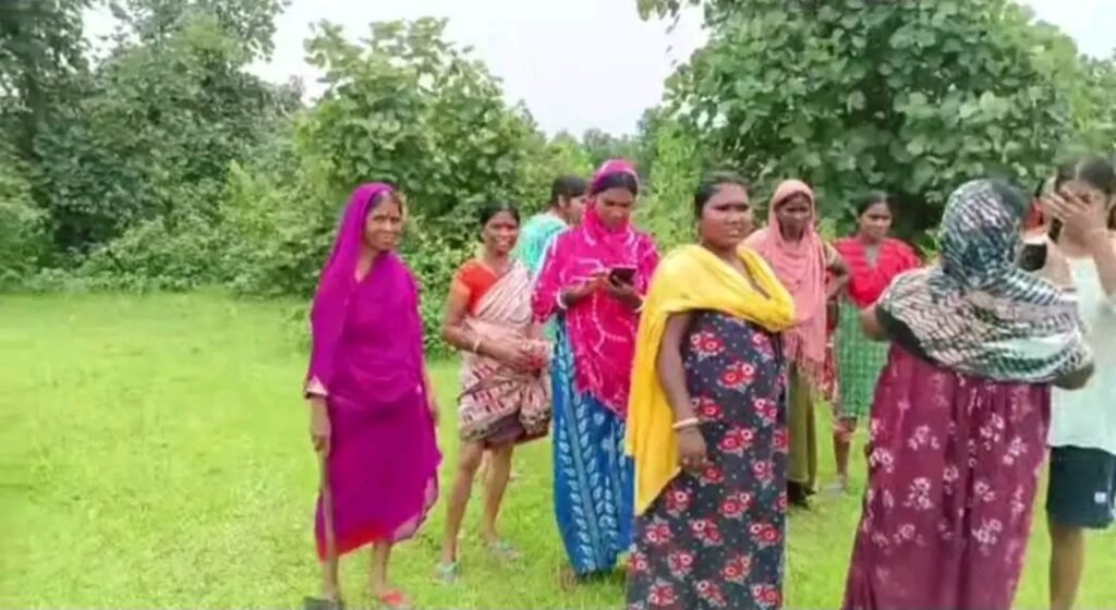 गोमिया के पलानी गांव में जमीन से निकलती आग को देखते ग्रामीण