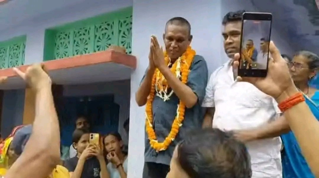 साल बाद घर लौटा पति, पत्नी की सूनी मांग में फिर सजा सिंदूर