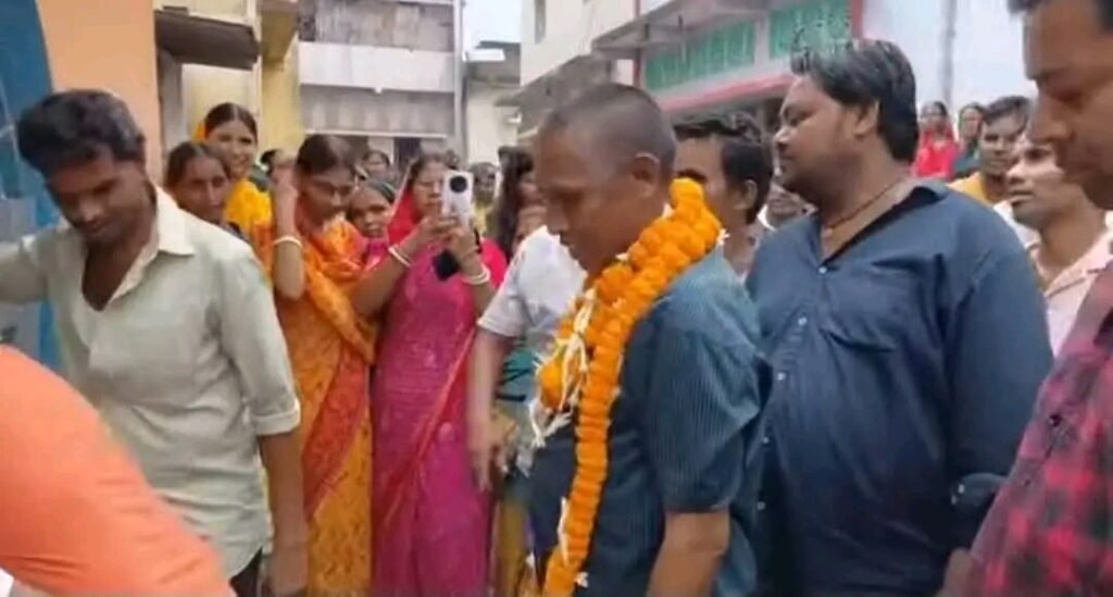 20 साल बाद घर लौटे पति का ग्रामीणों ने गाजे-बाजे के साथ स्वागत किया
