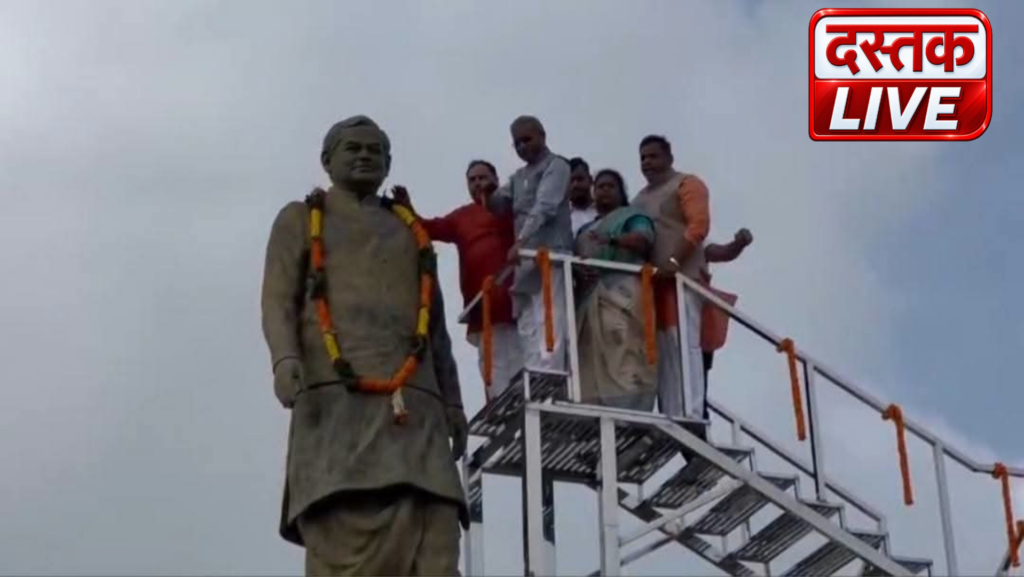 रांची विधानसभा परिसर में अटल बिहारी वाजपेयी की प्रतिमा पर श्रद्धांजलि अर्पित करते भाजपा नेता