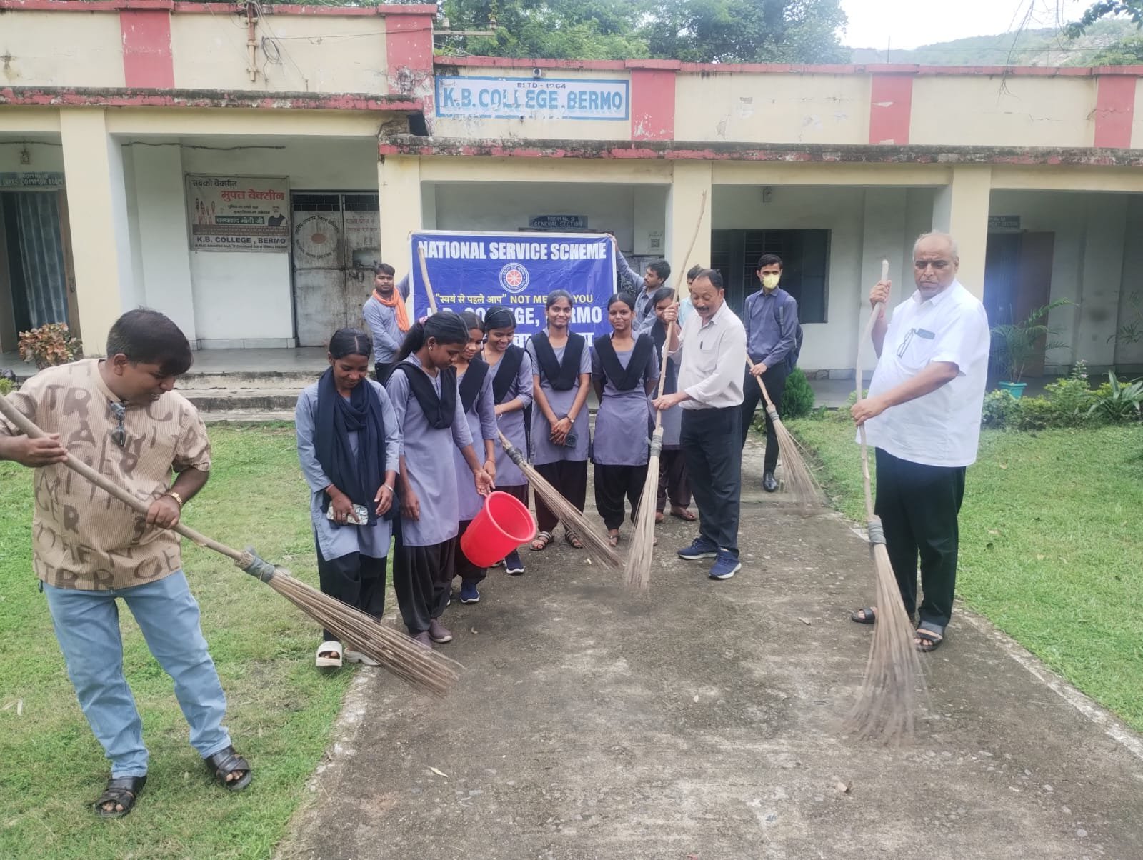 केबी कॉलेज बेरमो में स्वच्छता अभियान, NSS स्वयंसेवकों ने चलाया सफाई अभियान