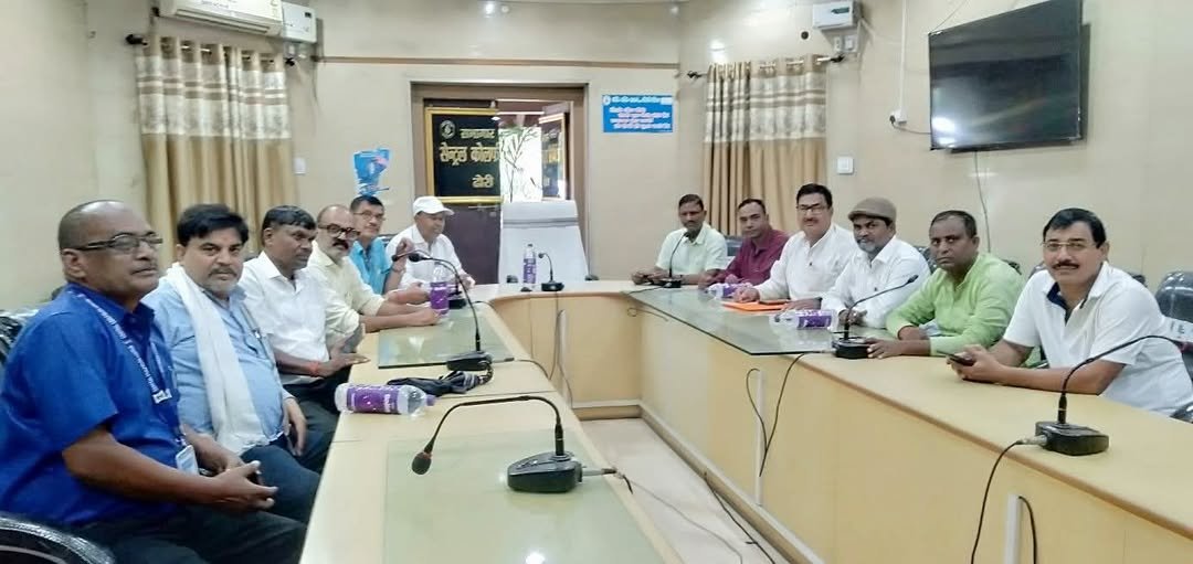 बेरमो ढोरी जीएम कार्यालय में संयुक्त ट्रेड यूनियन मोर्चा की तैयारी बैठक करते यूनियन पदाधिकारी।