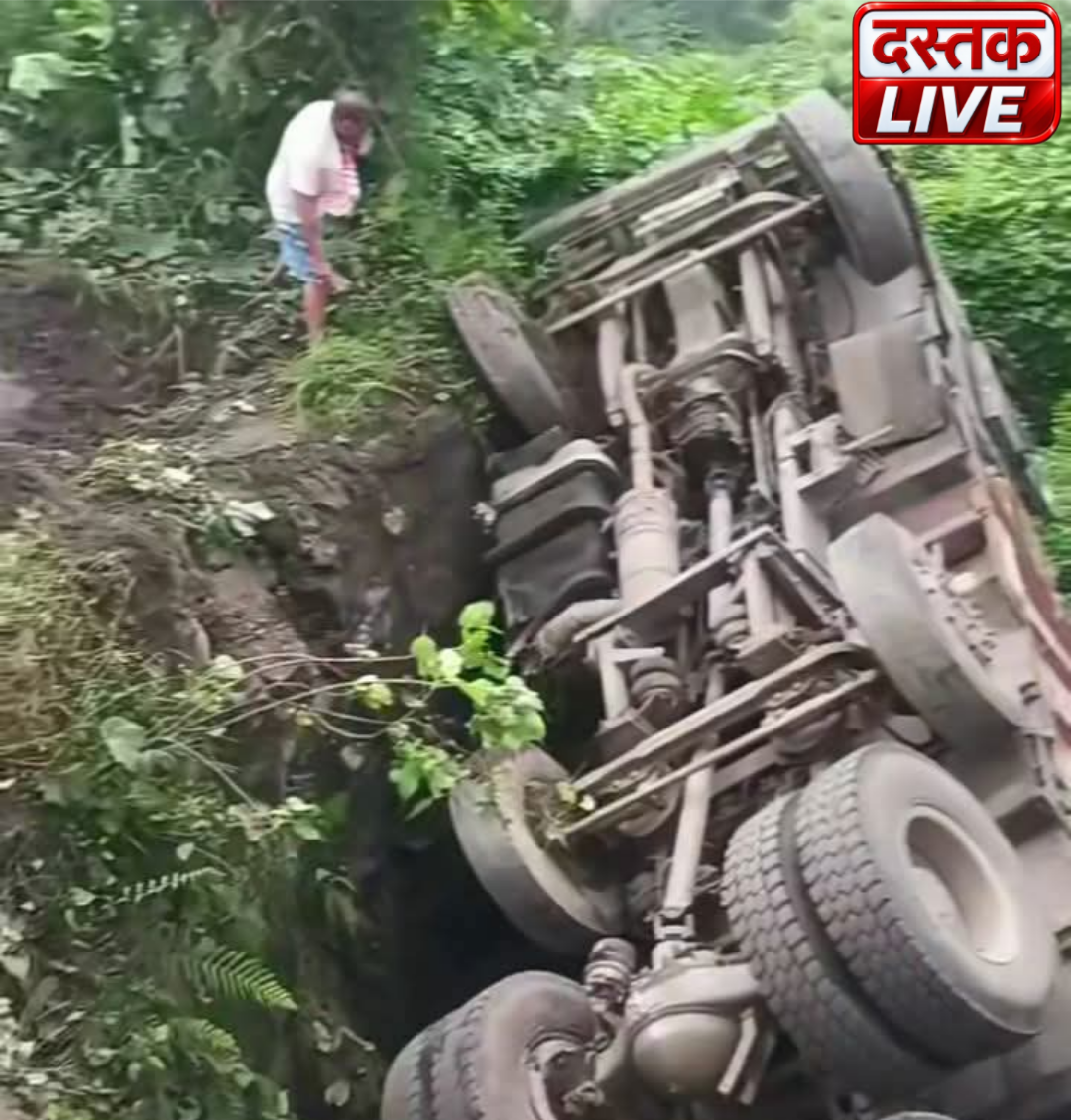 तुपकाडीह ठाकुरटांड में पुलिया में गिरा सीमेंट लदा ट्रक, चालक और खलासी सुरक्षित