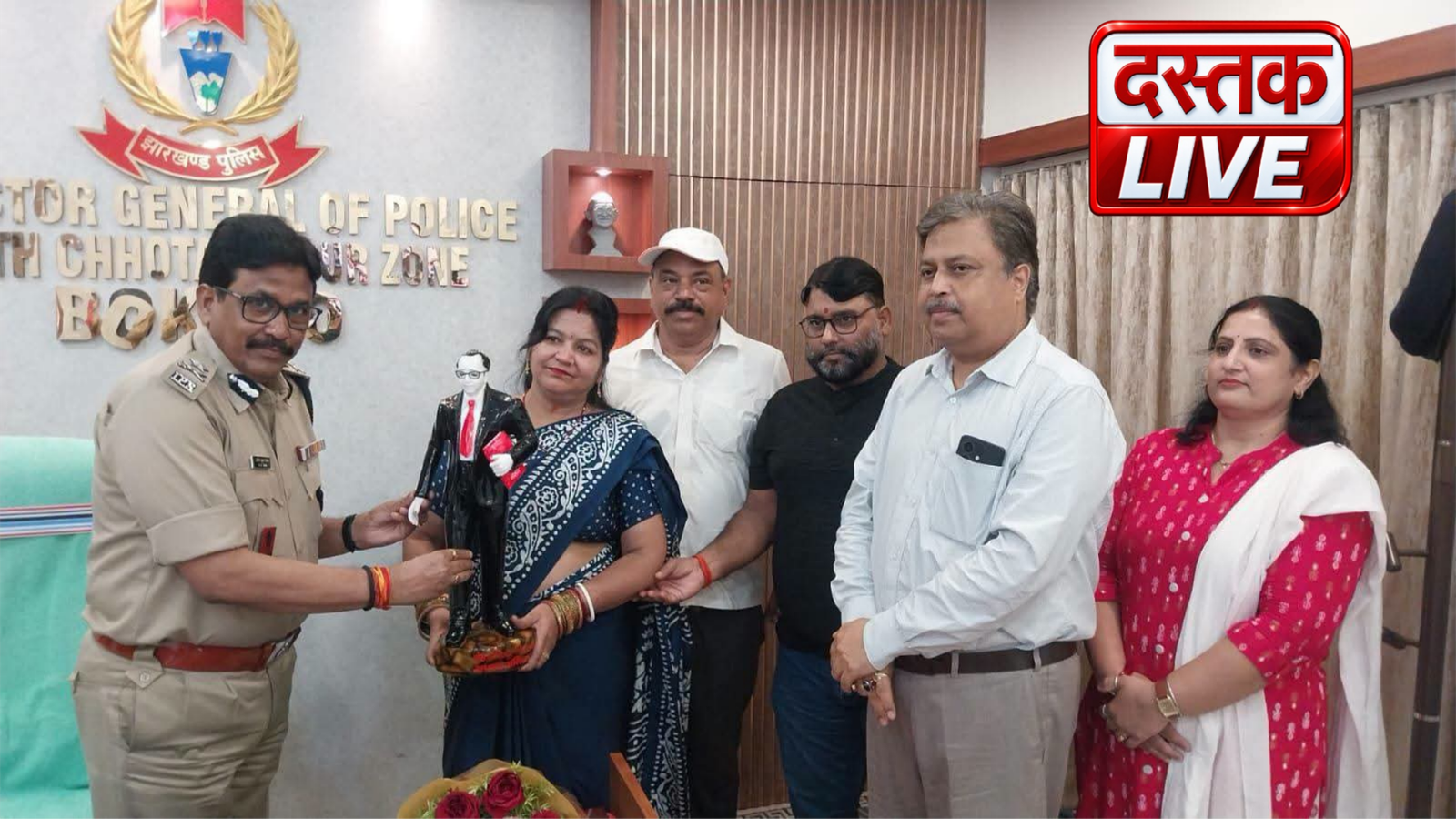 राष्ट्रपति पदक के लिए चयनित बोकारो जोन के आईजी शैलेंद्र कुमार सिन्हा को बधाई देते बोकारो विकास फोरम के सदस्य