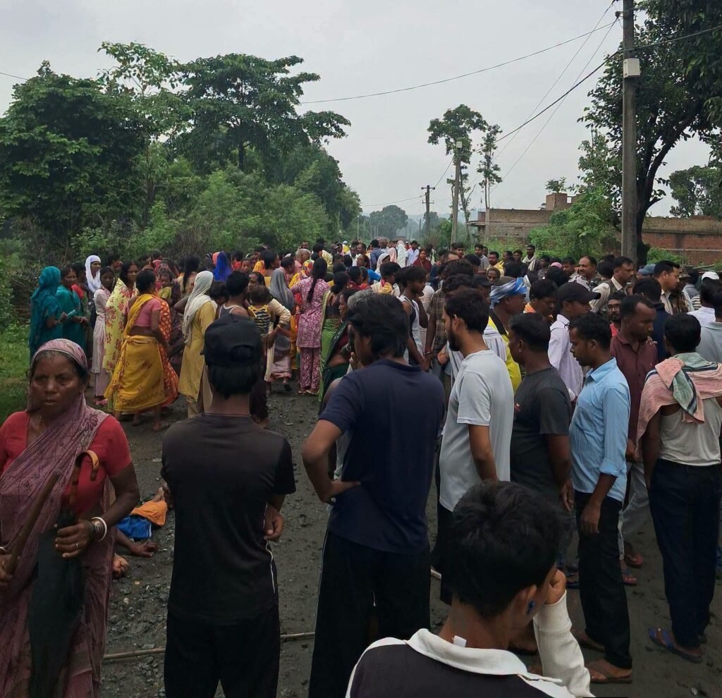 बोकारो के नावाडीह में कुल्हाड़ी से हमले के बाद पुलिस जांच करती हुई।