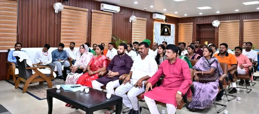 चास नगर निगम के मेयर और पार्षदों के साथ बैठक करते बोकारो उपायुक्त अजय नाथ झा