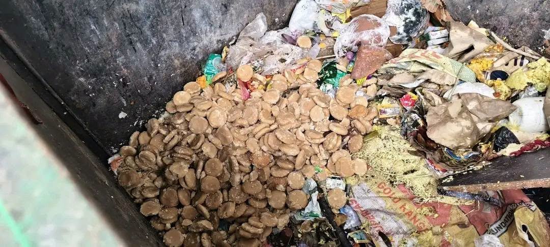देवघर श्रावणी मेला में खाद्य सुरक्षा विभाग की कार्रवाई, 42.5 किलो संदिग्ध पेड़ा नष्ट; दुकानों पर जुर्माना