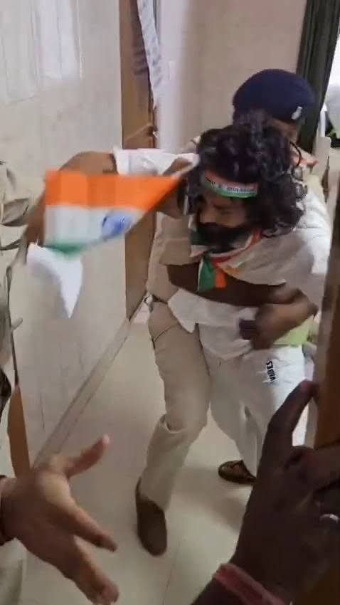देवेंद्र नाथ महतो को तिरंगा यात्रा में जाने से रोके जाने के मामले पर प्रतिक्रिया देते JLKM नेता