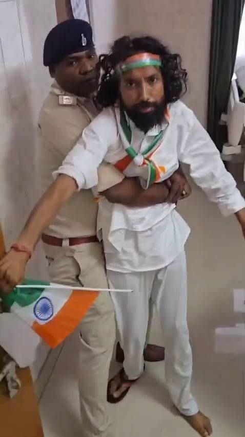 देवेंद्र नाथ महतो को तिरंगा यात्रा में जाने से रोकने पर विवाद, JLKM ने मांगी उच्चस्तरीय जांच