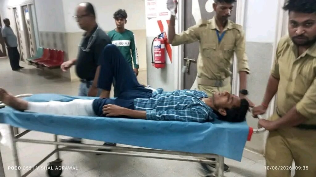 गोमिया-करमाटांड़ मुख्य सड़क पर स्कॉर्पियो की ऑटो से टक्कर के बाद दुर्घटनास्थल।