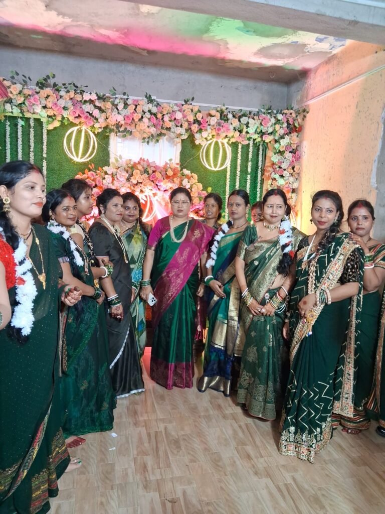 गोमिया के स्वांग में सावन महोत्सव में शामिल महिलाएं और पूर्व विधायक बबीता देवी