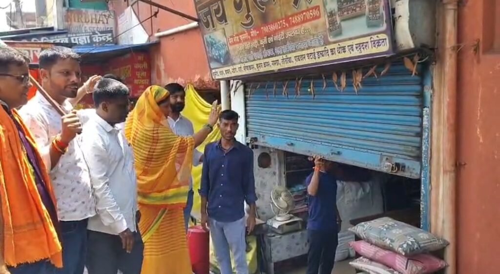 बेरमो में झारखंड बंद के दौरान फुसरो-जैनामोड़ सड़क पर भाजपा कार्यकर्ताओं का प्रदर्शन