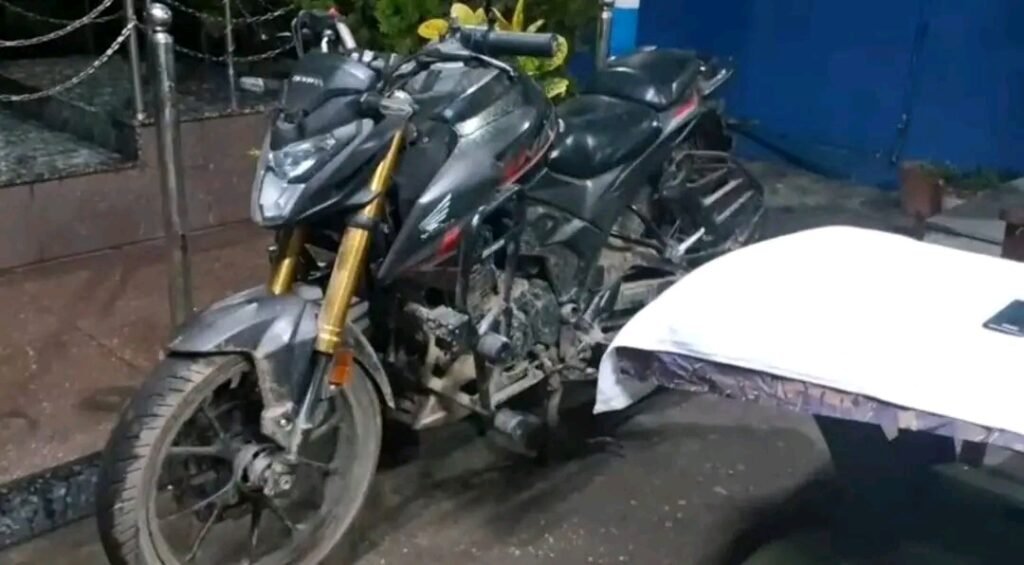 कल्याणेश्वरी चोरी मामले में गिरफ्तार आरोपी के साथ बरामद मोटरसाइकिल और मोबाइल
