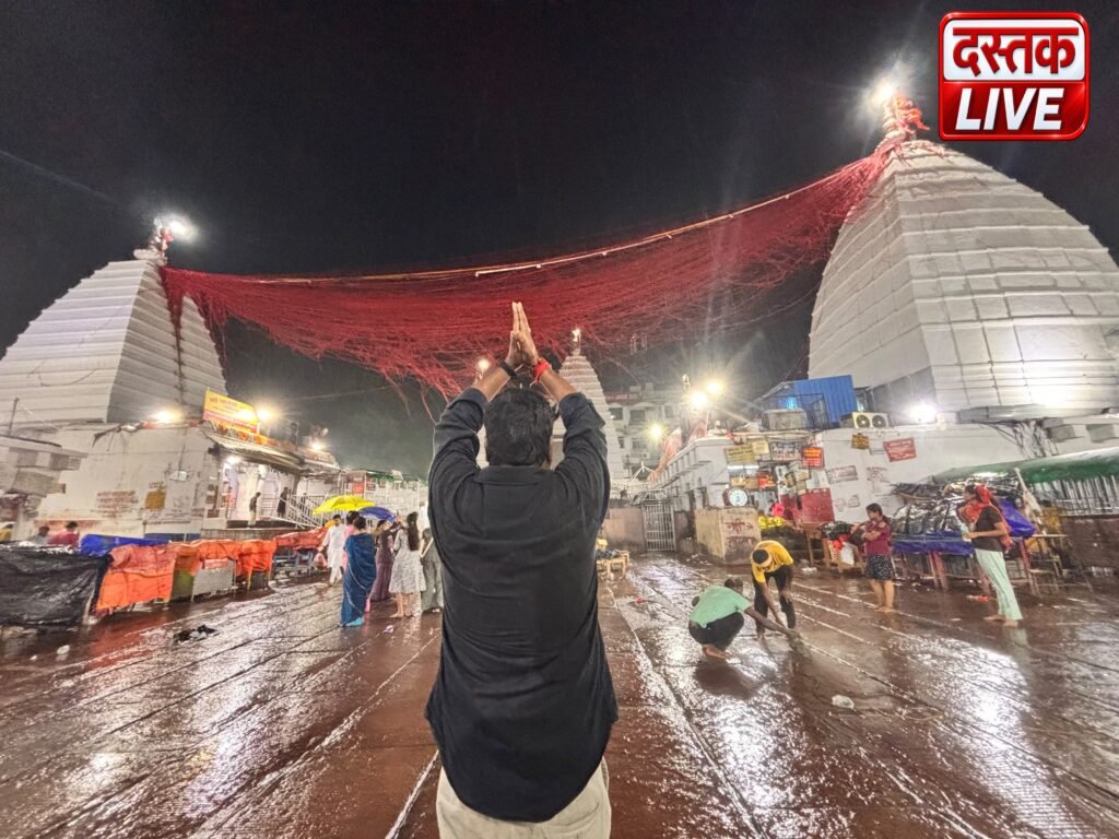 भगवान शिव की आराधना के लिए गंगाजल लेकर जाते कांवड़िए, कांवड़ यात्रा का ऐतिहासिक और धार्मिक दृश्य।