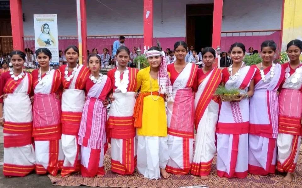कस्तूरबा श्री विद्या निकेतन ढोरी में आयोजित संकुल स्तरीय प्रश्न मंच प्रतियोगिता में छात्र-छात्राएं और शिक्षक।