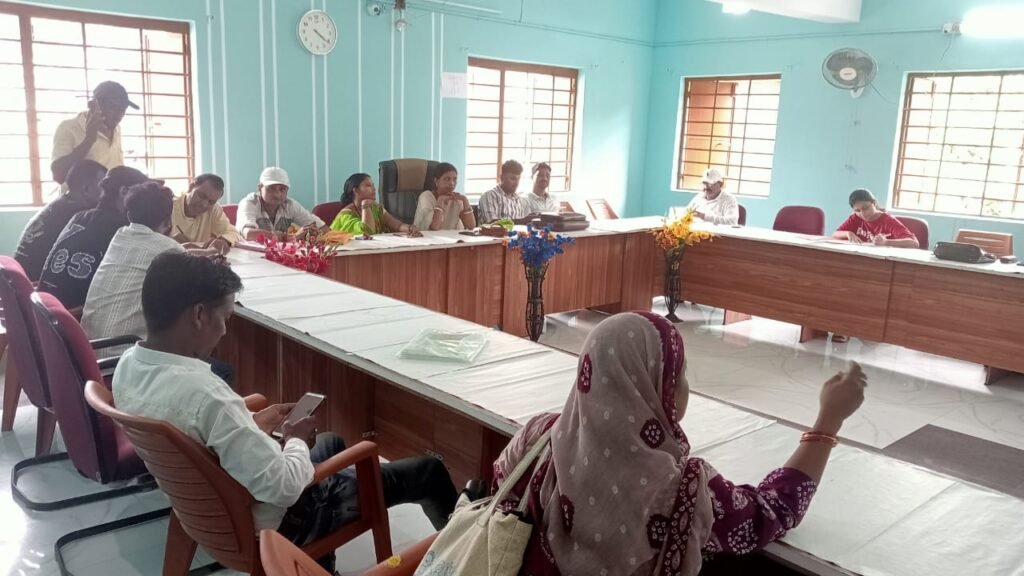 कथारा पंचायत भवन में आयोजित विशेष ग्राम सभा में मौजूद जनप्रतिनिधि और ग्रामीण