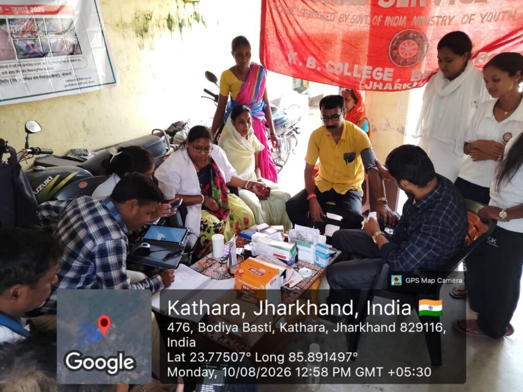 बोरिया उत्तरी में केबी कॉलेज बेरमो की NSS इकाई के स्वास्थ्य जांच शिविर में ग्रामीणों की जांच करते चिकित्सक।