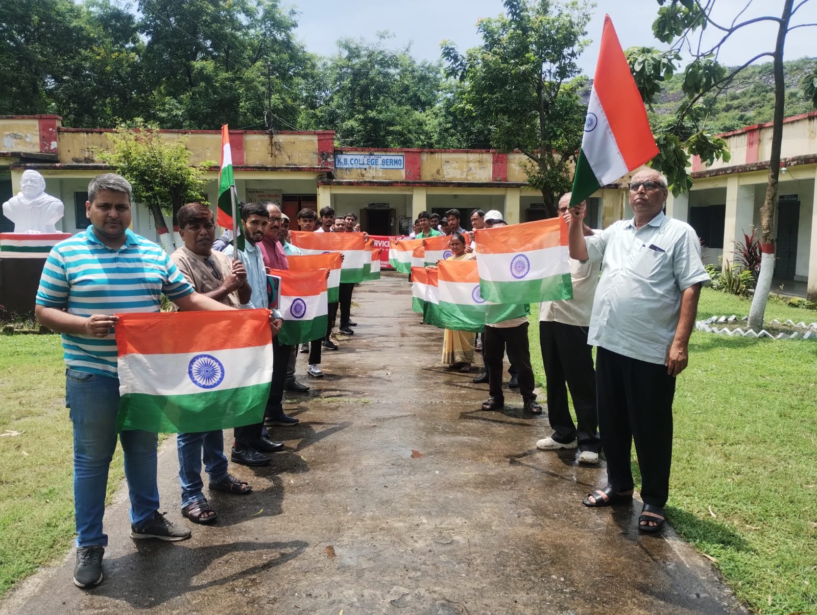 केबी कॉलेज बेरमो में हर घर तिरंगा अभियान के तहत निकली तिरंगा रैली