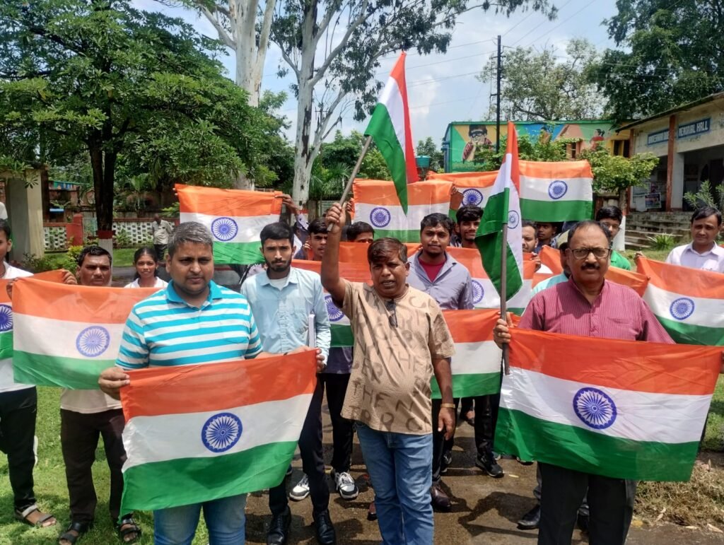 केबी कॉलेज बेरमो में हर घर तिरंगा अभियान के तहत निकाली गई तिरंगा रैली