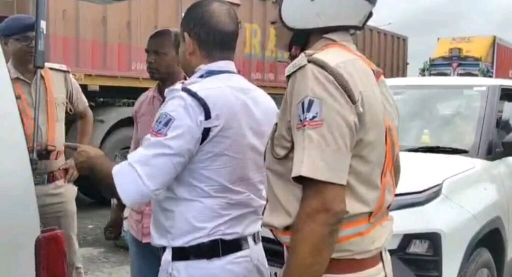स्वतंत्रता दिवस को लेकर बंगाल-झारखंड सीमा पर डुबुर्डिही चेकपोस्ट में पुलिस जांच अभियान