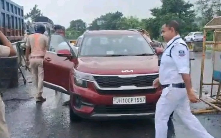 स्वतंत्रता दिवस 2026: बंगाल-झारखंड सीमा पर पुलिस का सघन जांच अभियान, वाहनों की गहन तलाशी