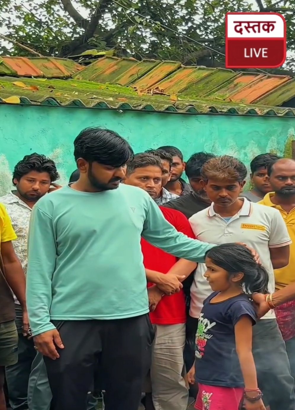 तरनी यादव को श्रद्धांजलि अर्पित करते हुए रोहित नोनिया और नोनिया परिवार