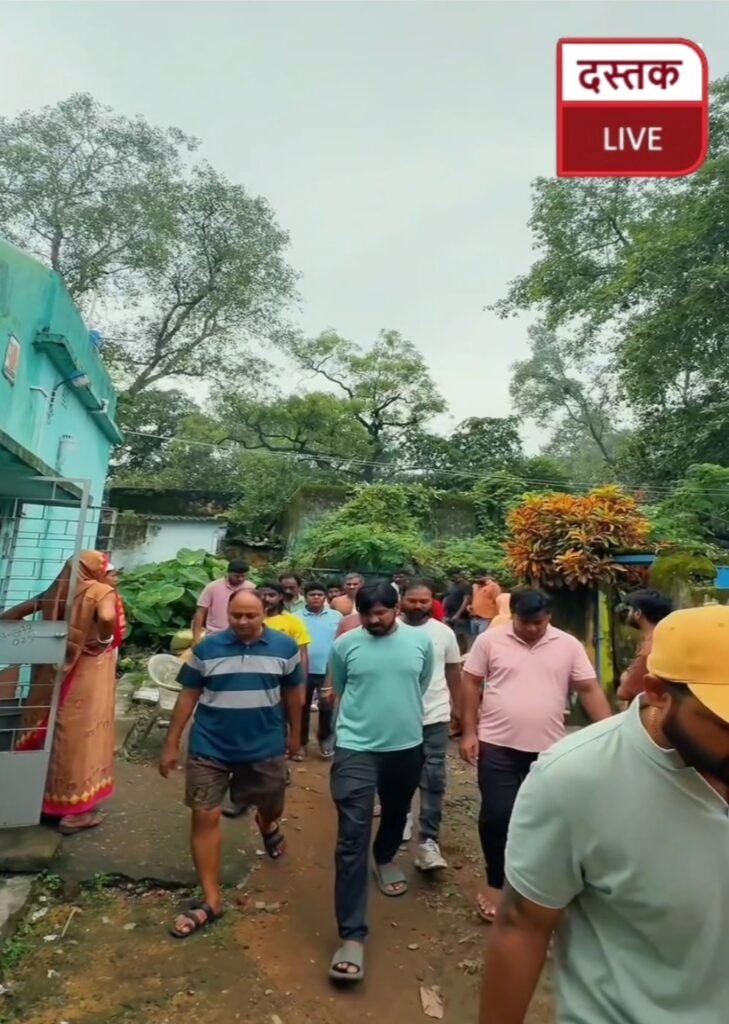 तरनी यादव को श्रद्धांजलि अर्पित करते हुए रोहित नोनिया और नोनिया परिवार
