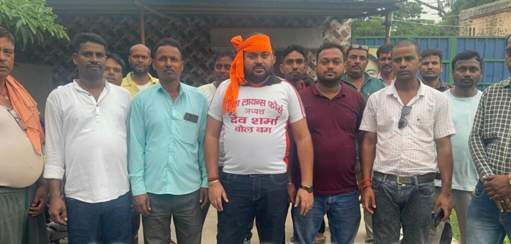 बोकारो में युवा लायंस फोर्स द्वारा एक रुपये में कांवड़ियों के लिए आयोजित शिव सेवा अभियान की तैयारी।