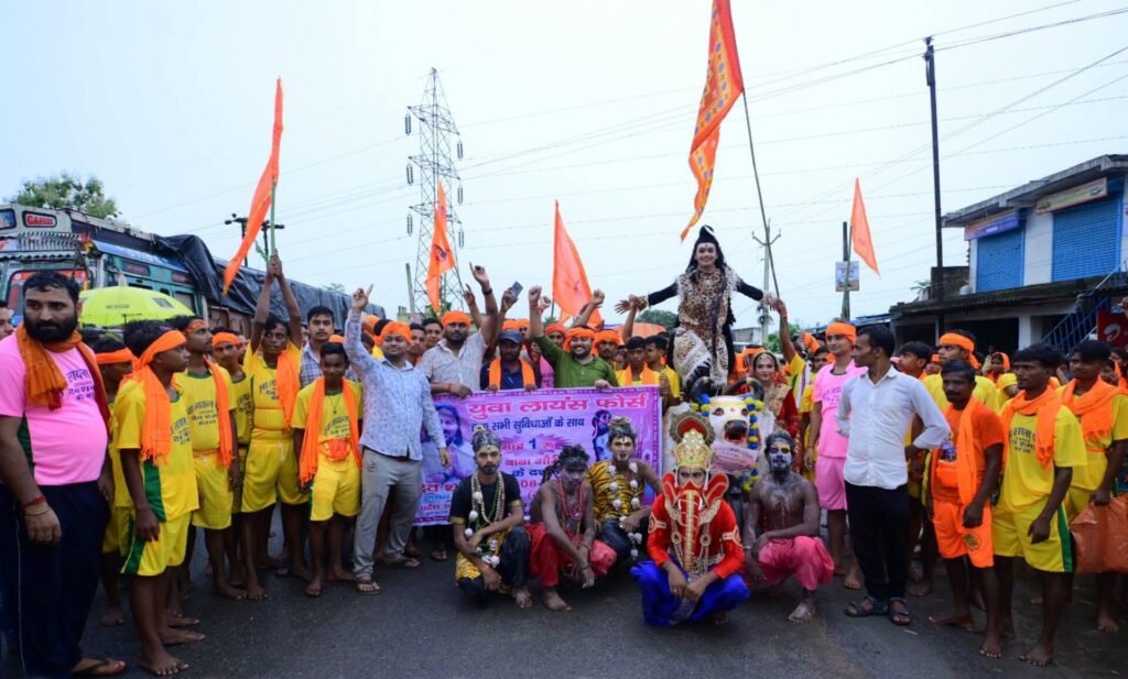 बोकारो में युवा लायंस फोर्स द्वारा एक रुपये में कांवड़ियों के लिए आयोजित शिव सेवा अभियान की तैयारी।