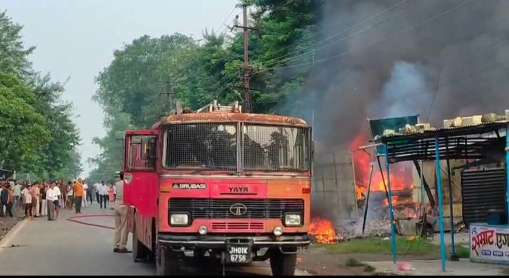 बोकारो सेक्टर-6 के फुटपाथी बाजार में आग लगने के बाद दमकल की गाड़ियां