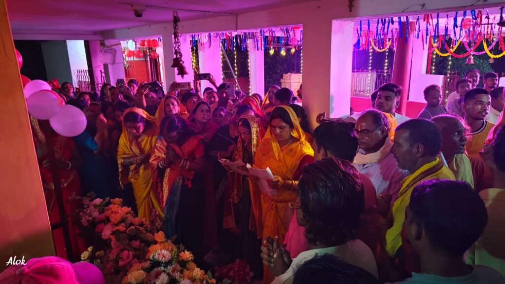 कथारा रेलवे कॉलोनी के पहाड़ी बाबा मंदिर में जन्माष्टमी पूजा