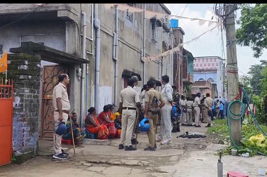 कुल्टी में साइबर अपराध गिरोह का खुलासा, 12 गिरफ्तार; 3 लाख रुपये समेत इलेक्ट्रॉनिक उपकरण जब्त